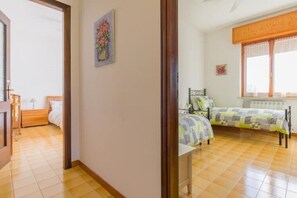 3 slaapkamers, een strijkplank/strijkijzer, wifi, beddengoed