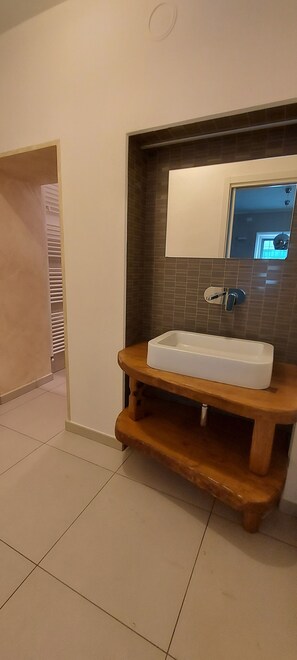 Secadora de cabello, bidet, toallas, jabón 