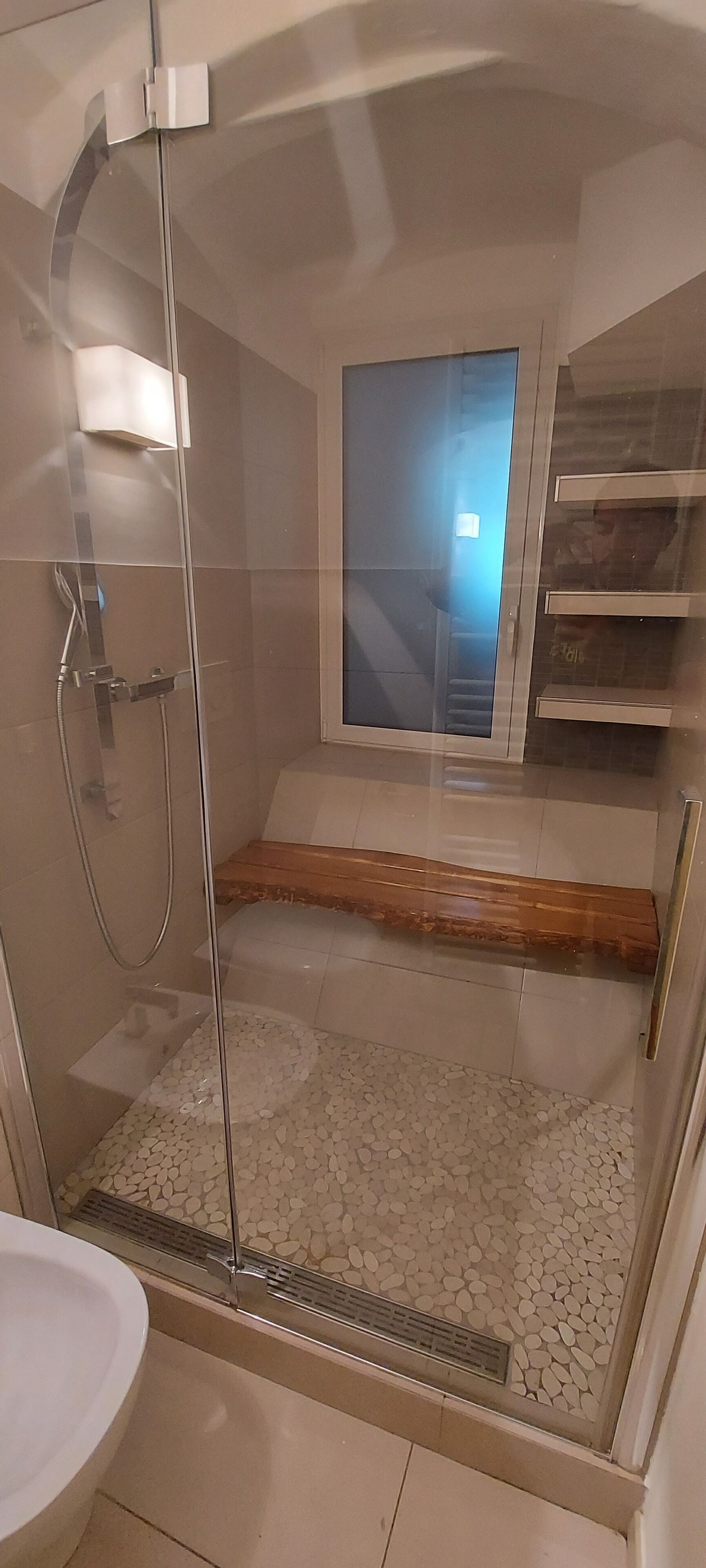 Haartrockner, Bidet, Handtücher, Seife