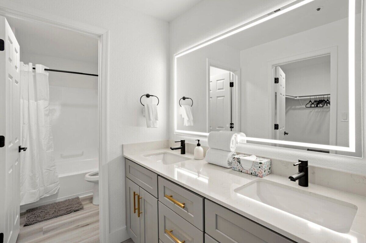 Apartment | Bathroom | Combined shower/tub, free toiletries, hair dryer, towels