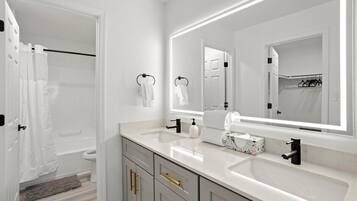 Apartment | Bathroom | Combined shower/tub, free toiletries, hair dryer, towels