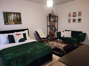 1 Schlafzimmer, Schreibtisch, WLAN, Bettwäsche