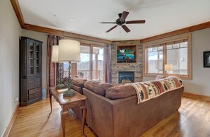 TV - Chalakee Lodge CC-4- Mountain View, Gated Resort, Indoor/Outdoor Pools & Hot Tub (Boone)