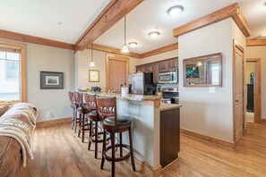 Lava-louças, cafeteira/chaleira, talheres/pratos/utensílios de cozinha