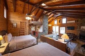 WiFi, bed sheets - 10 minutes to Downtown + Cabin + Wooded + Fire Pit (Eureka Springs)