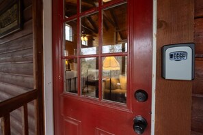 Interior - 10 minutes to Downtown + Cabin + Wooded + Fire Pit (Eureka Springs)