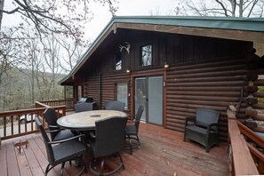 Outdoor dining - 10 minutes to Downtown + Cabin + Wooded + Fire Pit (Eureka Springs)