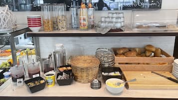 Frühstücksbuffet unter der Woche (13.5 EUR pro Person)