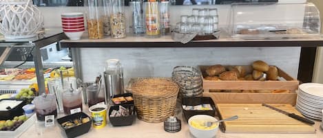 Colazione a buffet, servita nei giorni feriali (13.5 EUR a persona)
