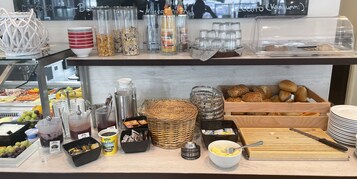 Buffet breakfast on weekdays (EUR 13.5 per person)