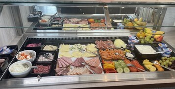 逢周一至周五供应自助式早餐（每人 EUR 13.5）