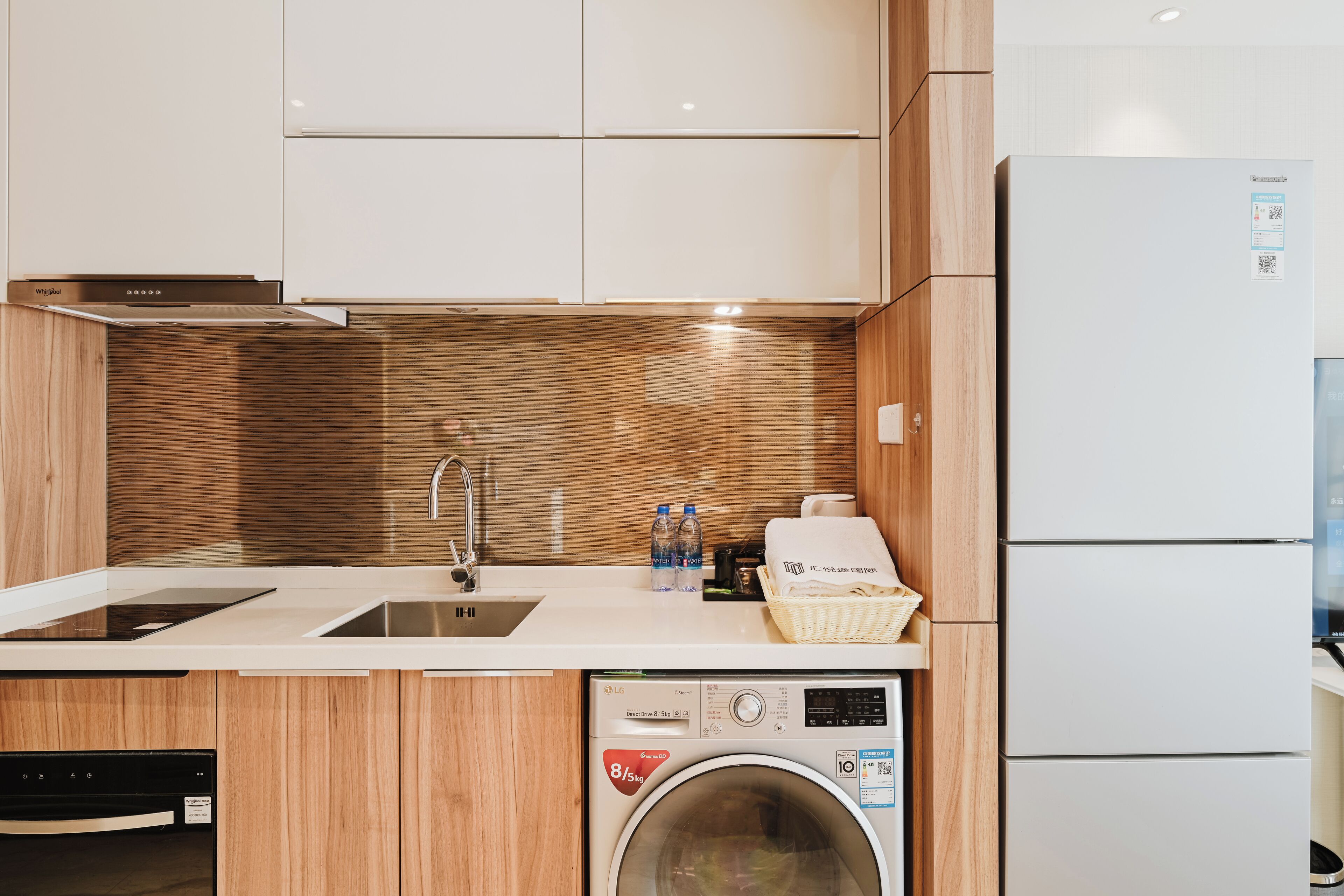 Eine moderne Küche mit eingebautem Geschirrspüler, Waschmaschine und Kühlschrank.