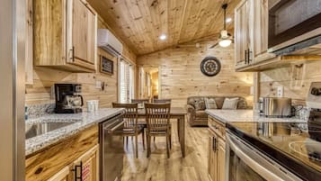 Réfrigérateur, micro-ondes, cafetiÚre/bouilloire, grille-pain