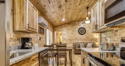 Natures Getaway -Pickleball Court, Creek, WIFI, Mountain Views, Starting at $79