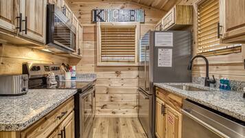 Réfrigérateur, micro-ondes, cafetiÚre/bouilloire, grille-pain