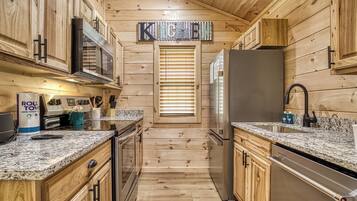 Réfrigérateur, micro-ondes, cafetière/bouilloire, grille-pain