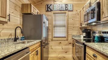 Réfrigérateur, micro-ondes, cafetiÚre/bouilloire, grille-pain