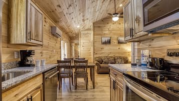 Réfrigérateur, micro-ondes, cafetiÚre/bouilloire, grille-pain