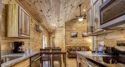 Misty Cove Cabin -Pickleball Court, Creek, WIFI, Mountain Views, No Cleaning Fee