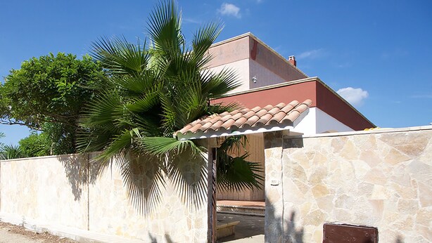 A building with a stone wall, a tiled roof, and a palm tree. - Villa Irene Nice Seaview (Lecce)