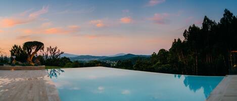 حمّام سباحة خارجي