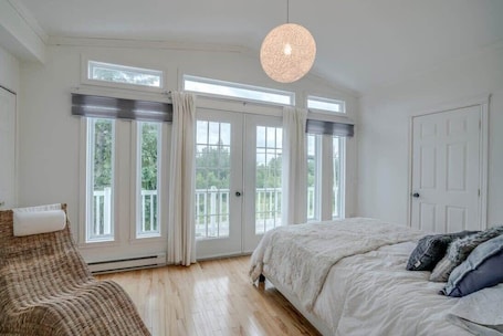 3 bedrooms, WiFi, bed sheets. Comfort with Lake View | Chalet Lac-Frontiere