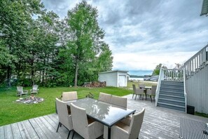 Outdoor dining - Comfort with Lake View - Chalet Lac-Frontiere (Lac-Frontière)