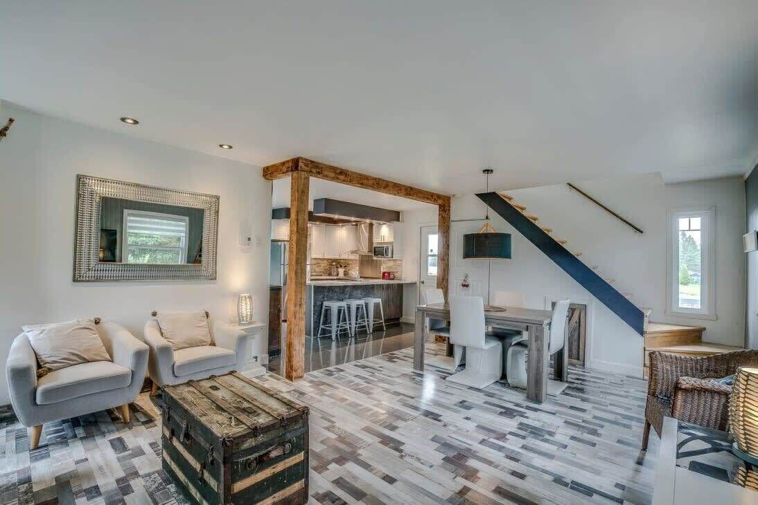 Télévision, cheminée, chaîne hi-fi, espaces bureaux