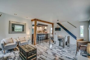 Televisio, takka, stereot, työhuone