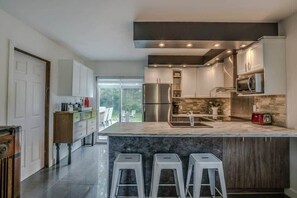 Fridge, microwave, oven, stovetop - Comfort with Lake View - Chalet Lac-Frontiere (Lac-Frontière)