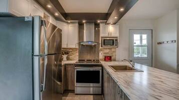 冷蔵庫、電子レンジ、オーブン、コンロ