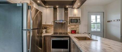 Frigorifero, microonde, forno, piano cottura