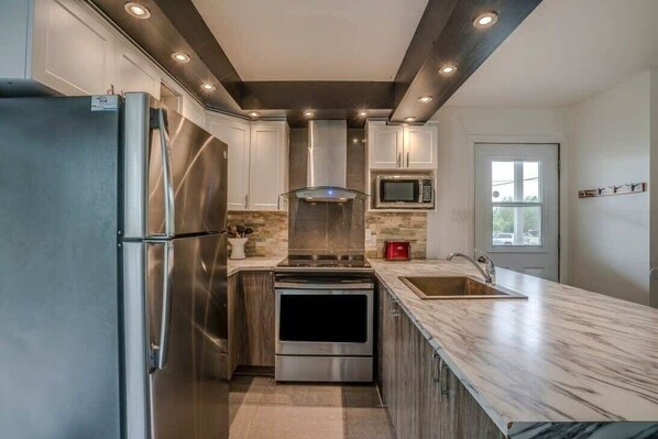 Fridge, microwave, oven, stovetop - Comfort with Lake View - Chalet Lac-Frontiere (Lac-Frontière)