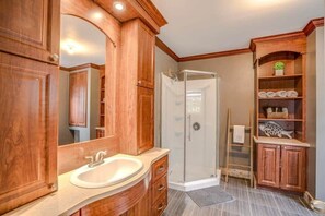 Shower, hair dryer, towels
