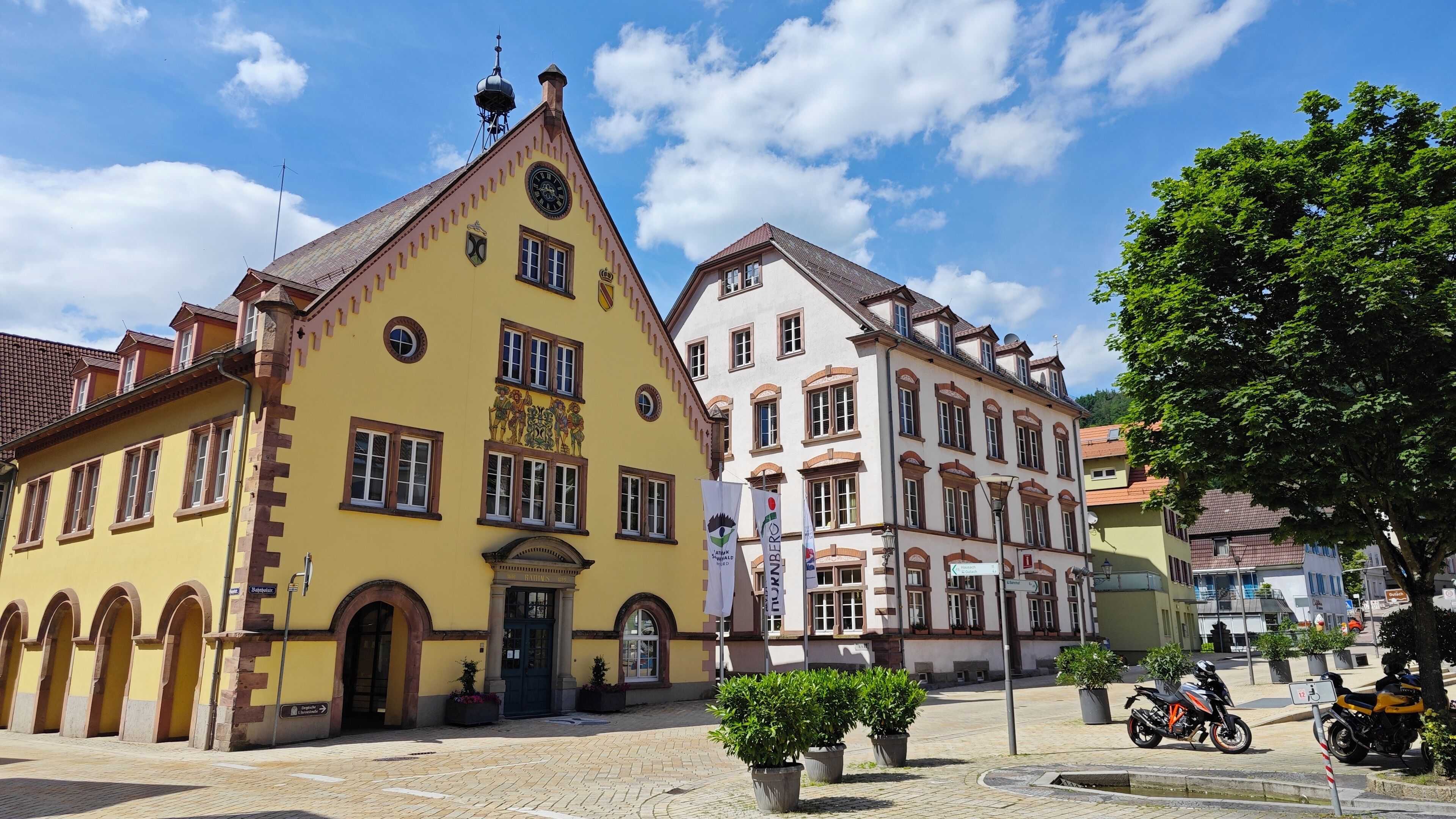 Un bâtiment historique à la façade jaune, de style architectural européen traditionnel.