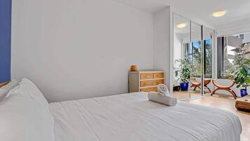 2 bedrooms, desk, iron/ironing board, WiFi