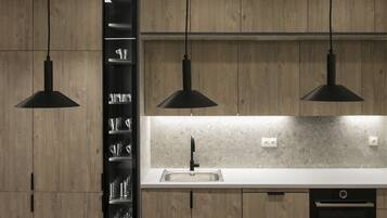 Luxury Apartment, 3 Bedrooms, Air conditioning | Private kitchen | Full-size fridge, microwave, oven, stovetop