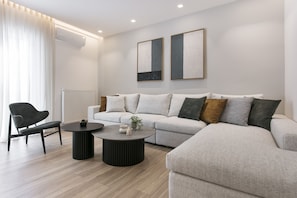 Apartamento superluxo, 3 quartos, ar-condicionado | Área de estar | TV de tela plana 50 polegadas com canais a cabo