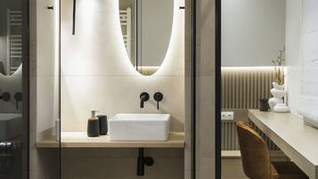 Luxury Apartment, 3 Bedrooms, Air conditioning | Bathroom | Shower, rainfall showerhead, free toiletries, hair dryer