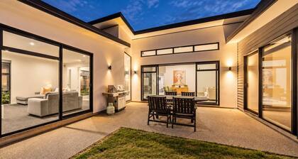 Zenith Escapes | 4BR | Hot Tub + Games + Parking