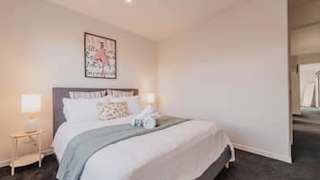4 bedrooms, iron/ironing board, WiFi, bed sheets