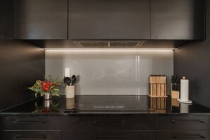 Coffee/tea maker, fridge, microwave, oven