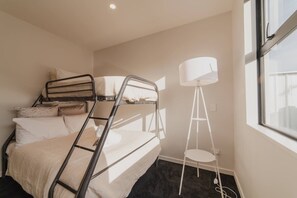 4 habitaciones, tabla de planchar con plancha, wifi y ropa de cama 