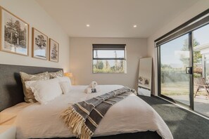 Une chambre avec un grand lit, une fenêtre et une vue sur l’extérieur.