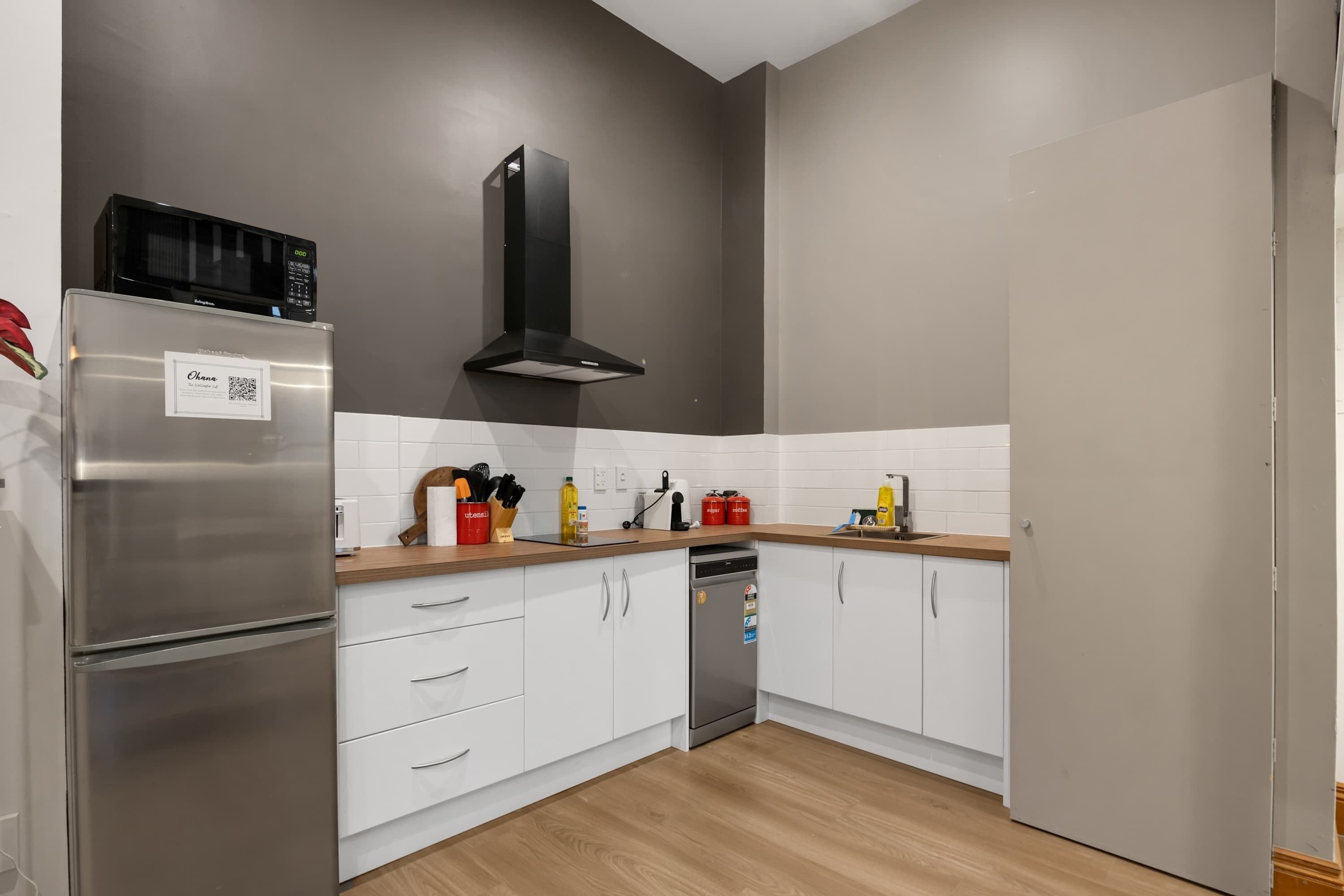 Cafetera o tetera, frigorífico, microondas y placa de cocina