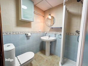 Ein Badezimmer mit Toilette, Waschbecken und Dusche.