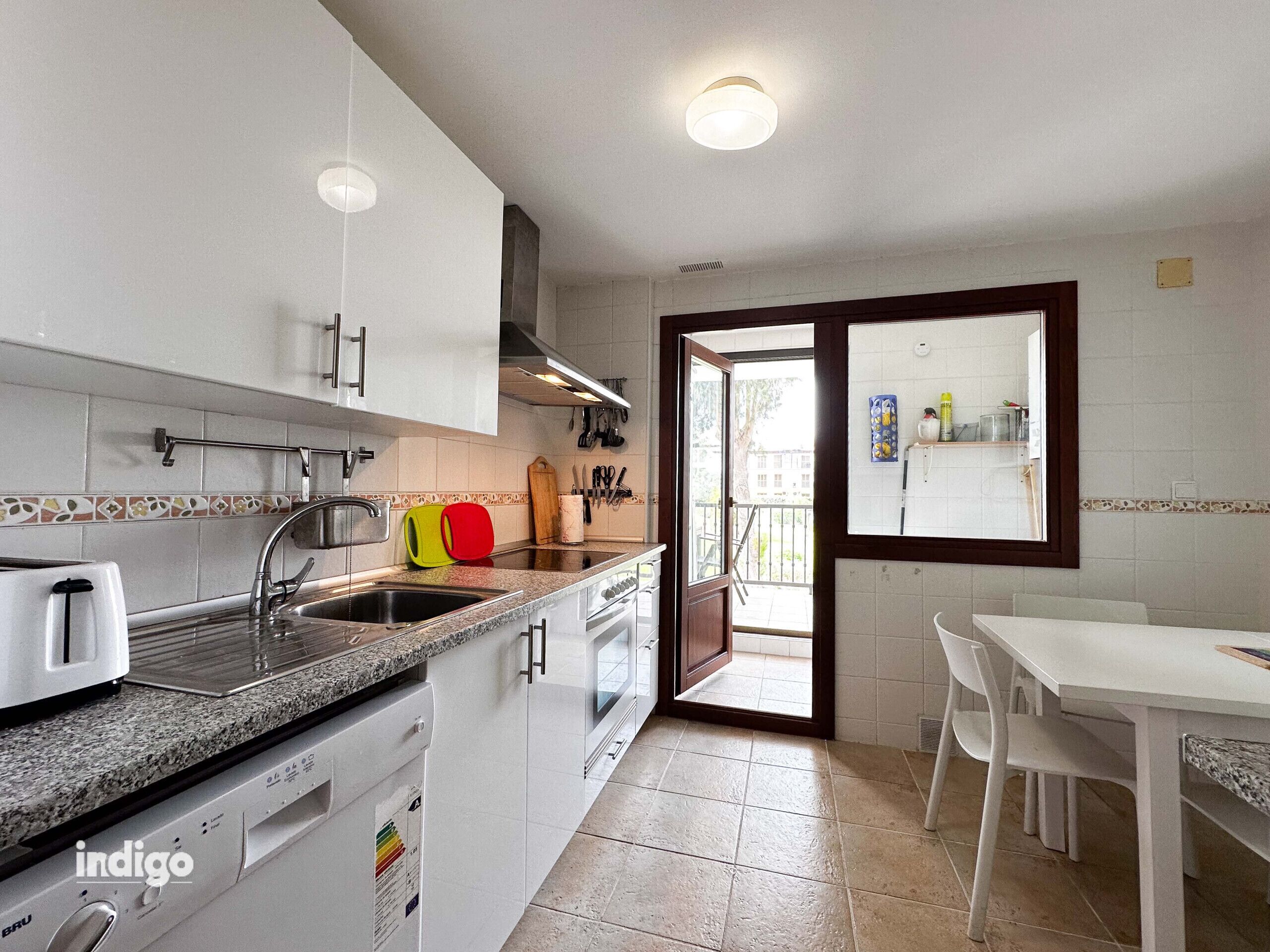 Jääkaappi, mikroaaltouuni, uuni, astianpesukone