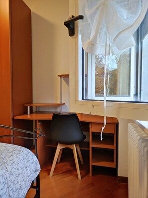 1 Schlafzimmer, Schreibtisch, WLAN, Bettwäsche
