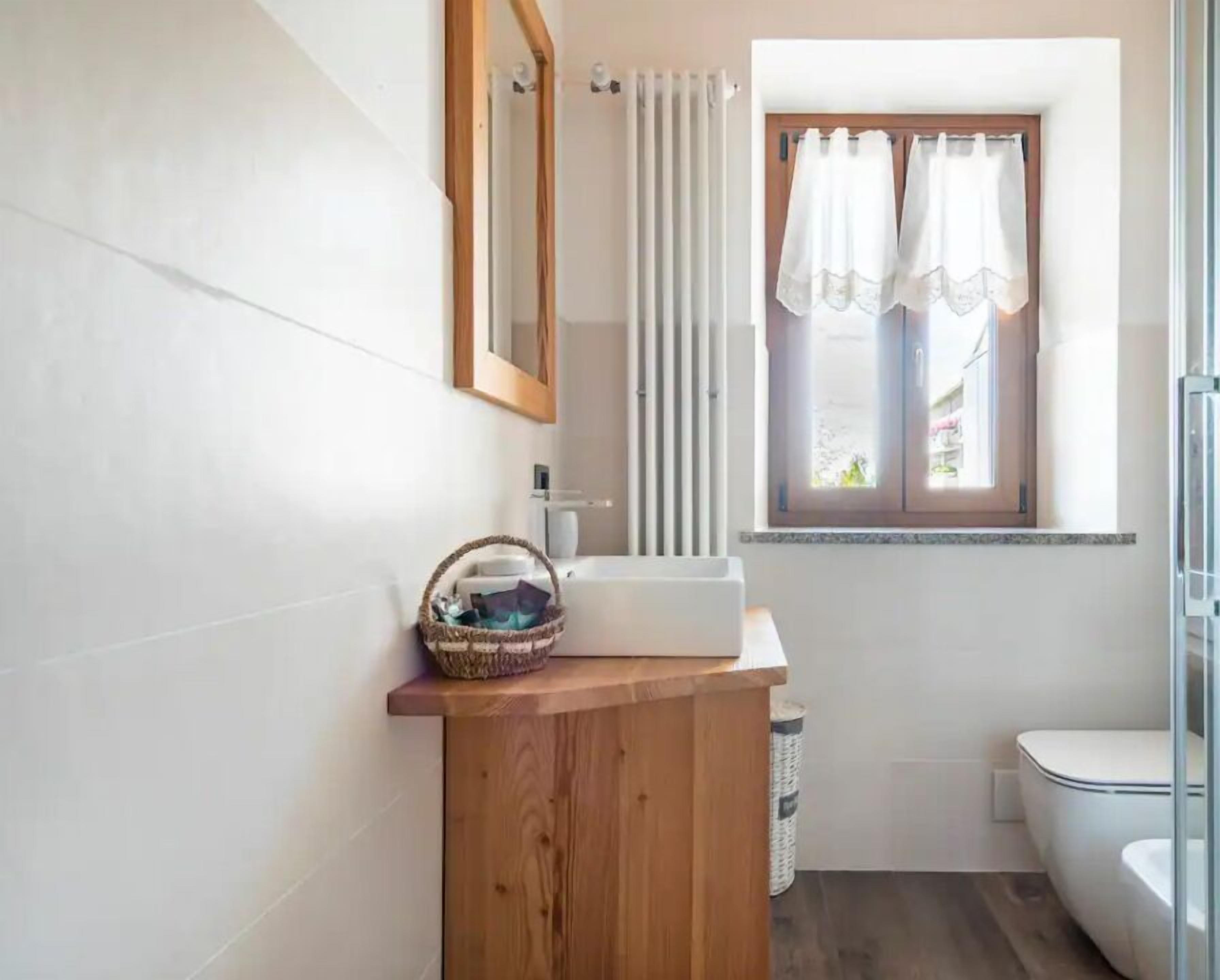 Douche, sèche-cheveux, bidet, serviettes fournies