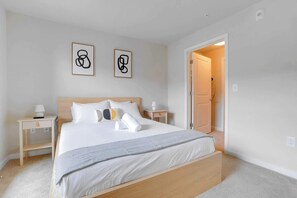 1 dormitorio, tabla de planchar con plancha, wifi y ropa de cama